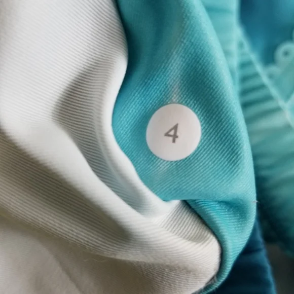 Lululemon Shorts Womens Size 4 Aqua Blue Paradise Surge Waterfall Surf Beach - Picture 9 of 10